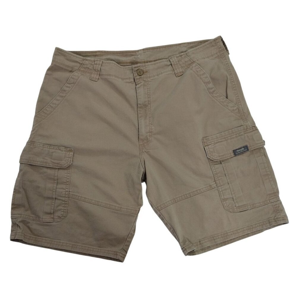 Wrangler beige men's cargo shorts Size38, with multiple pockets and belt loops.